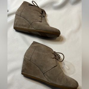 Toms wedge bootie
Tan color
Size 8